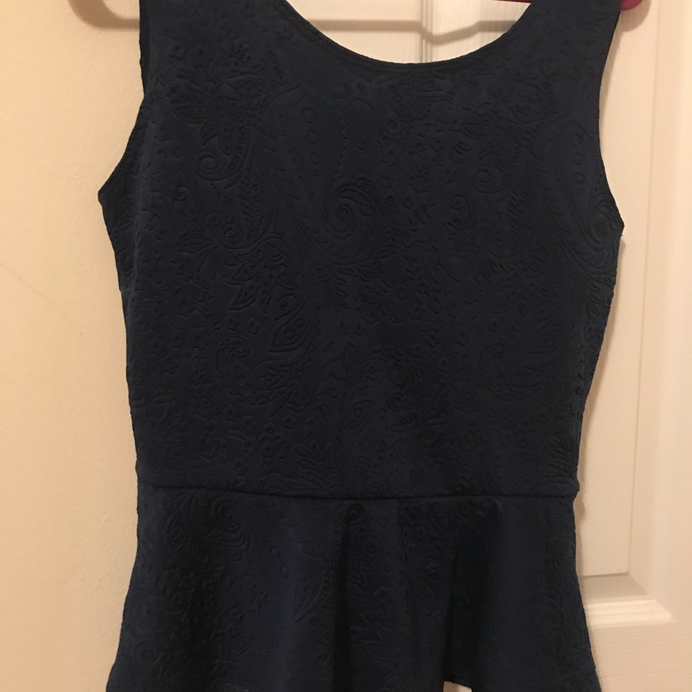 Size small top, super cute, non smoking home